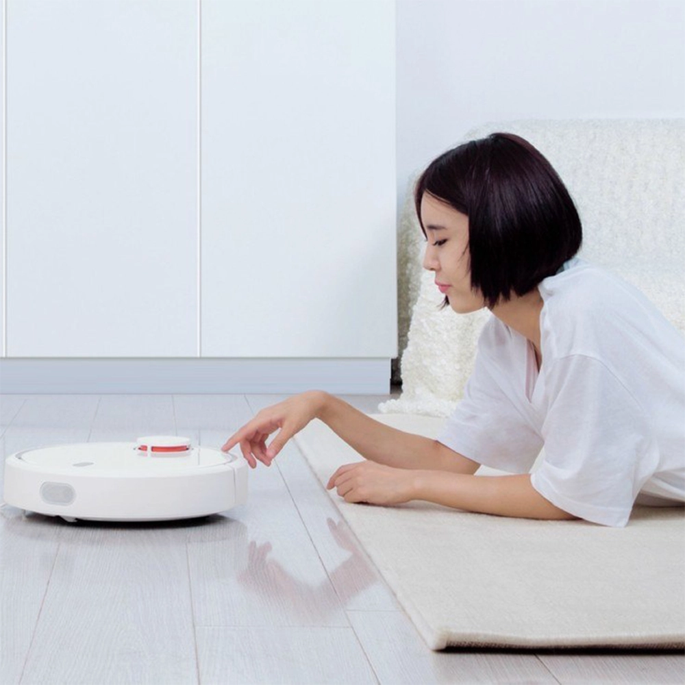 Mijia self cleaning. Женщина с робот пылесосом Xiaomi.
